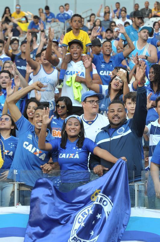 Imagens das torcidas de Cruzeiro e So Paulo no Mineiro