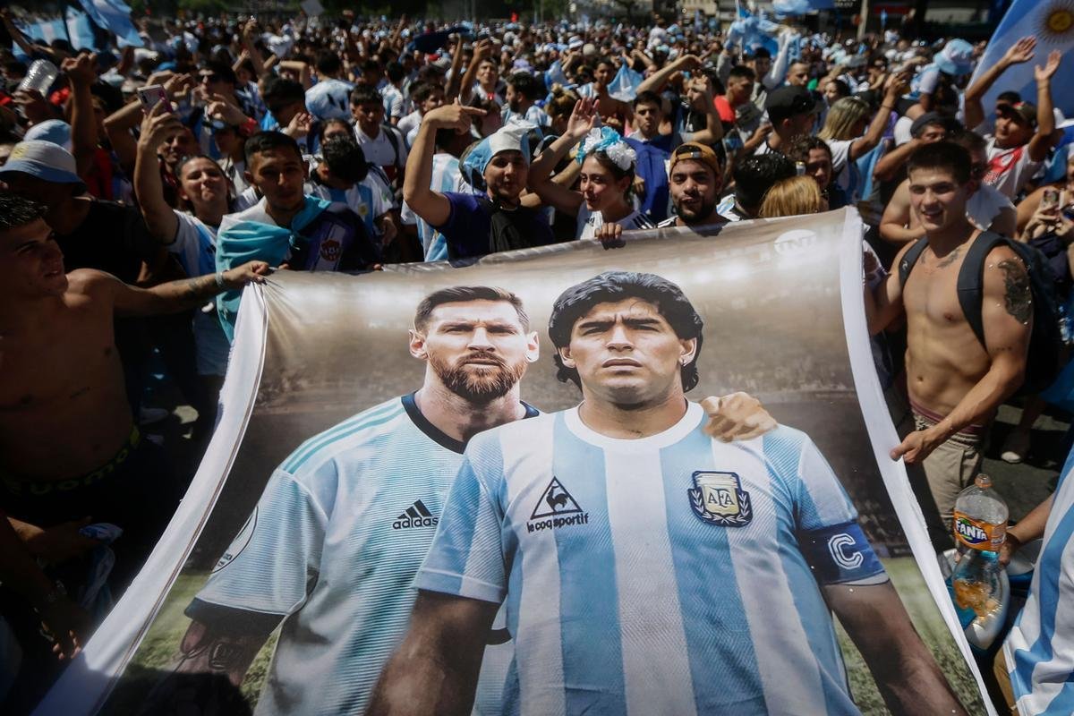 Multido festeja, no Centro de Buenos Aires, o tri mundial da Argentina conquistado na Copa do Catar