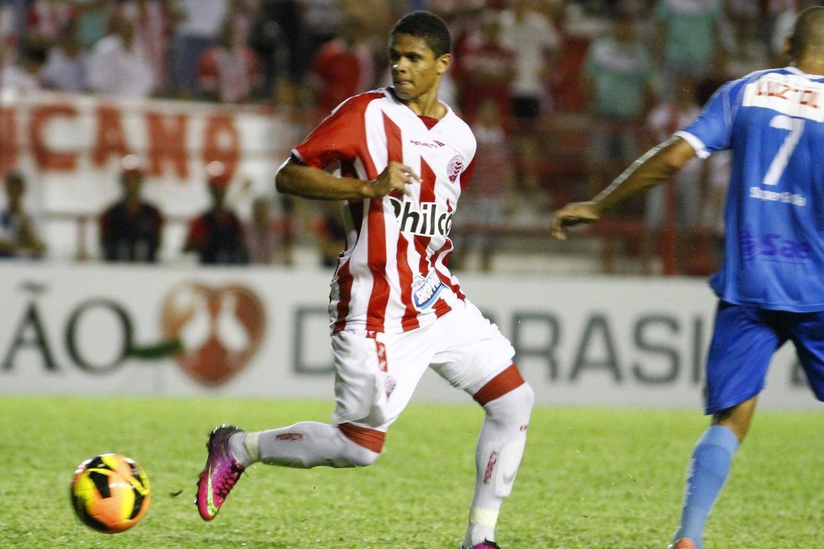 Douglas Santos veste a tradicional camisa do Nutico no modelo de 2013 da Penalty