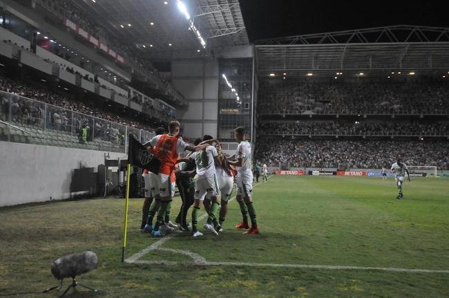 Pela quinta rodada do Campeonato Brasileiro, o Am�rica encerrou o jejum de vit�rias no cl�ssico contra o Atl�tico. O Coelho bateu o Galo por 2 a 1, no Independ�ncia, e voltou a vencer o rival depois de seis anos. Foram 21 jogos no per�odo do tabu, com foram 15 triunfos atleticanos e seis empates