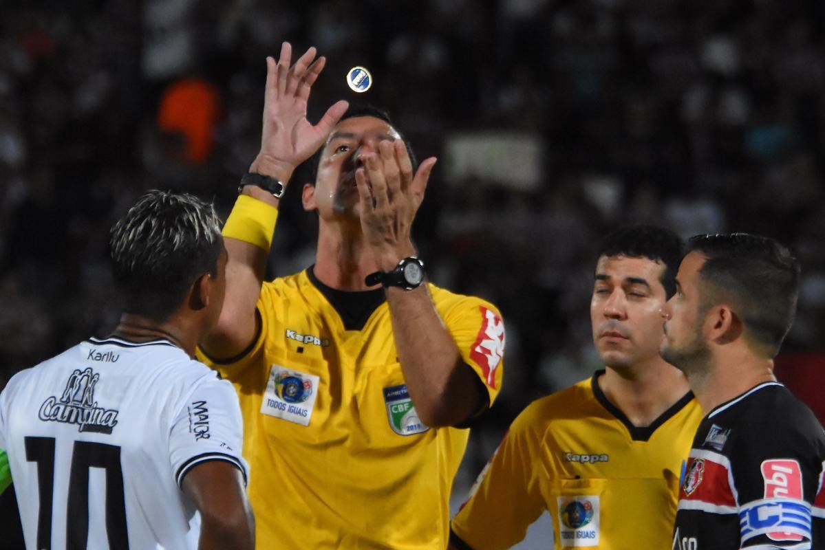 Em jogo movimentado, Santa Cruz e Treze se enfrentaram pela estreia da Série C de 2019. O time paraibano saiu à frente no primeiro tempo, com vantagem de 2 a 0 no placar. Com a virada após o intervalo, o Santa Cruz pressionou, mas o empate só viria após a invasão de um cachorro. Batizado depois de 'Pipicão', o cão foi retirado de campo pelo goleiro Anderson, e daí por diante o Santa empatou com gols de Neto Costa e Guilherme Queiroz, ambos reservas da equipe na ocasião.