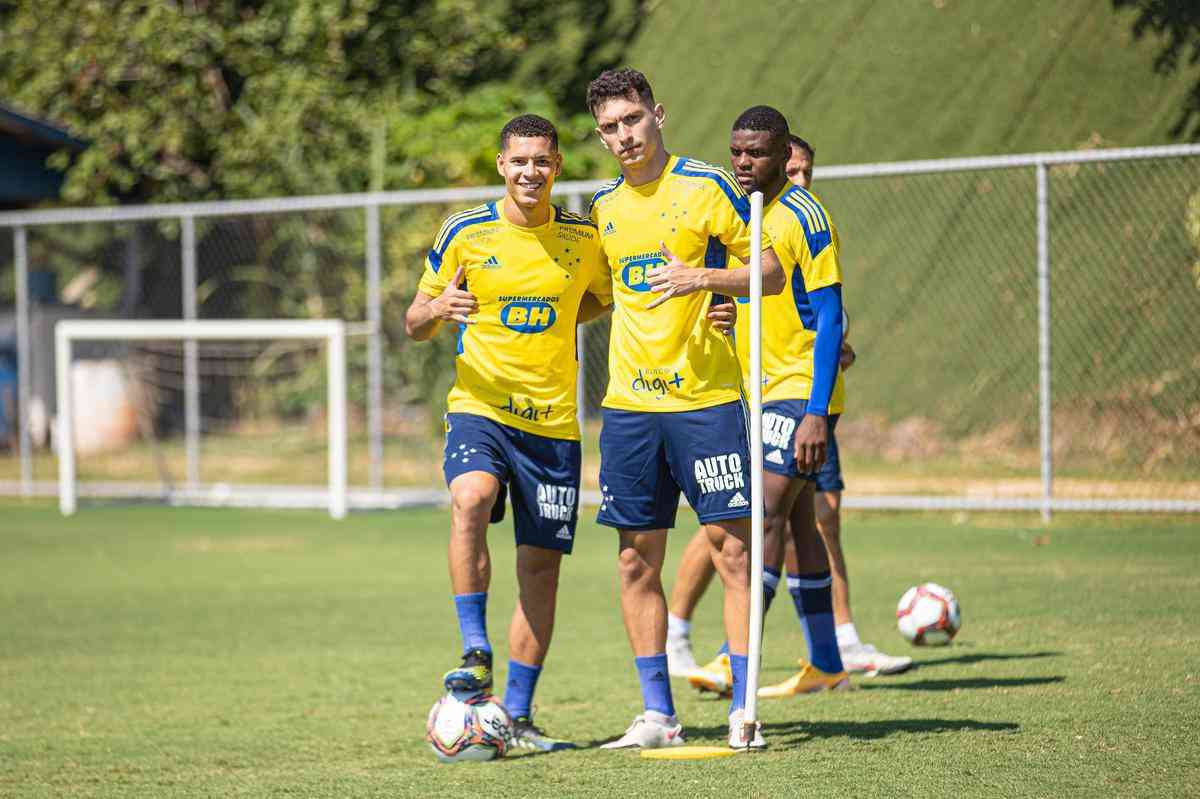 Cruzeiro estreou camisa de treino amarela durante atividade neste domingo (28/03)