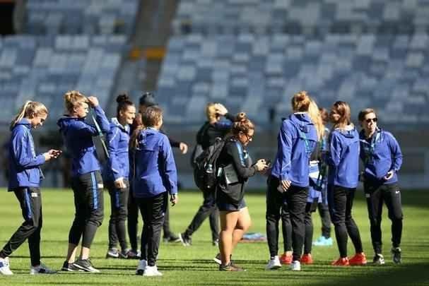 Jogadoras norte-americanas aproveitaram tempo no estdio para tirar fotos no gramado