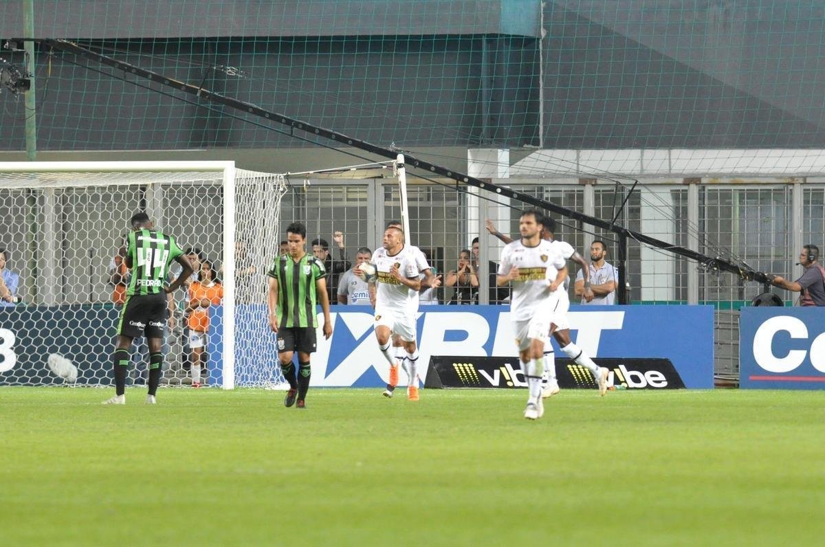 Sport virou no final, com Guilherme, de pnalti, e Hyuri em contragolpe fatal: 2 a 1 para o Leo