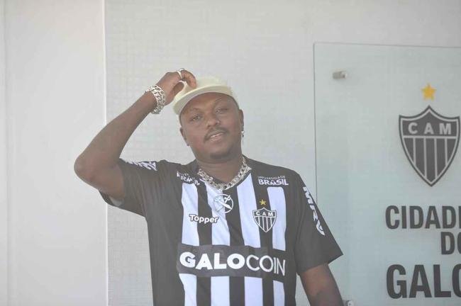 Gustavo Pereira Marques, o rapper Djonga, de 24 anos, vem fazendo sucesso na internet. Astro do estilo musical, o mineiro visitou nesta ter�a-feira a Cidade do Galo, centro de treinamentos do Atl�tico, seu clube de cora��o. O rapper espera que o Alvinegro conquiste t�tulos em 2019. 