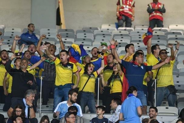 Fotos das torcidas de Uruguai e Equador no Mineiro