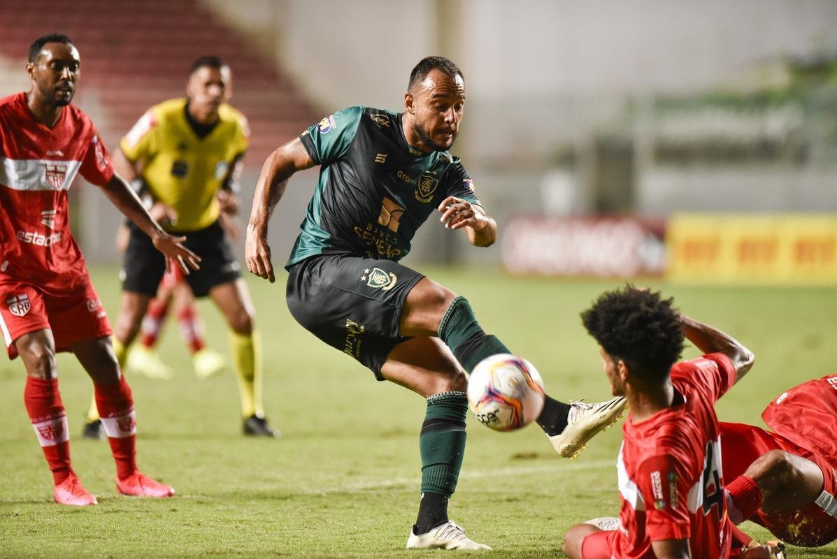 Imagens da vitória do América por 1 a 0 sobre o CRB, no Independência, pela Série B do Brasileiro