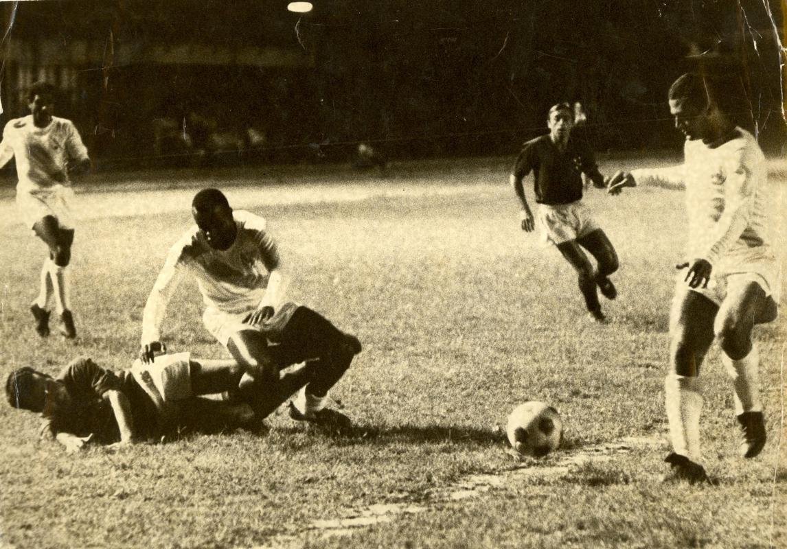 19/02/1967. Tosto, do Cruzeiro,  derrubado pelo jogador Silvio, do Deportivo Galicia, em jogo realizado no Estdio Olmpico Universitrio, de Caracas, na Venezuela, pela Copa Libertadores de 1967. Esta foi a primeira participao celeste no torneio graas  conquista da Taa Brasil de 1966.  O jogador Fredy domina a bola, sendo observado pelos jogadores Natal e Amarilio. O Cruzeiro venceu por 1 a 0.
