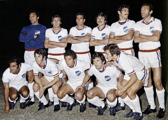 Nacional-URU (1971) - O Atltico pode recorrer a um exemplo do ano em que conquistou o Campeonato Brasileiro. Em 1971, o Nacional-URU foi o lder geral da primeira fase, com cinco vitrias e um empate. Na etapa semifinal (tambm em grupos), deixou Palmeiras e Universitario-PER para trs. O primeiro dos trs ttulos da Libertadores veio com vitria contra o Estudiantes-ARG na final.
