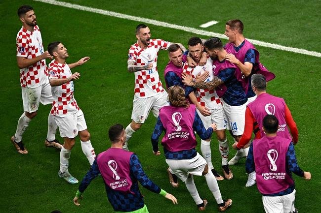 Lances da partida entre Japo e Crocia, pelas oitavas de final da Copa do Mundo.