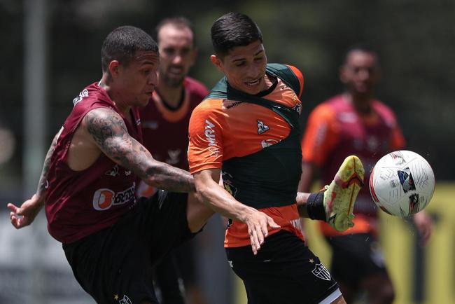 Com seriedade, mas tambm descontrao, o Atltico treinou sob sol forte na manh desta sexta-feira (21), na Cidade do Galo, em Vespasiano. Este foi o quinto dia de pr-temporada para o clube mineiro em 2022, sob o comando do tcnico argentino Antonio 'El Turco' Mohamed. Novas baixas, o volante Allan e o atacante Keno testaram positivo para COVID-19 e no participaram das atividades (ambos cumprem perodo de sete dias de isolamento social).