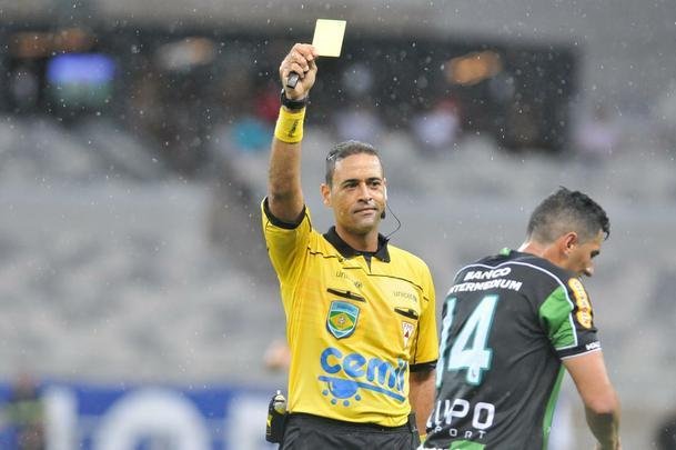 Cruzeiro e Amrica ficaram no empate, e permitiriam a chegada do Uberlndia  liderana