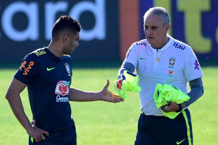 Melhor volante do mundo para Tite, líder Casemiro divide méritos