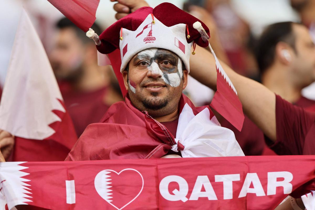 Torcedores de Catar e Senegal nas arquibancadas do Estdio Al Thumama