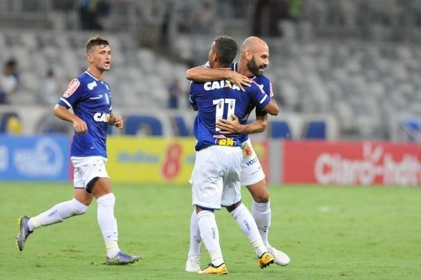 Bruno Rodrigo, de cabea, abriu o placar para o Cruzeiro no Mineiro