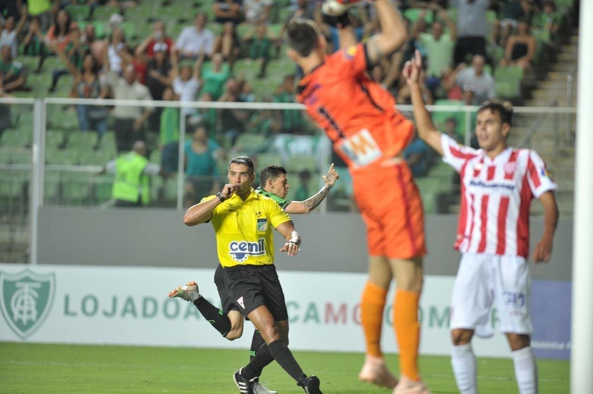 Veja fotos do jogo entre Amrica e Villa Nova