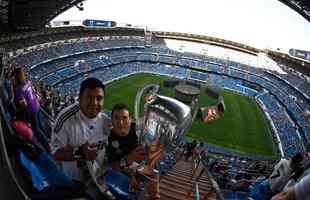 Torcedores do Real Madrid assistiram  final com o Liverpool em grandes teles no estdio Santiago Bernabu, em Madrid