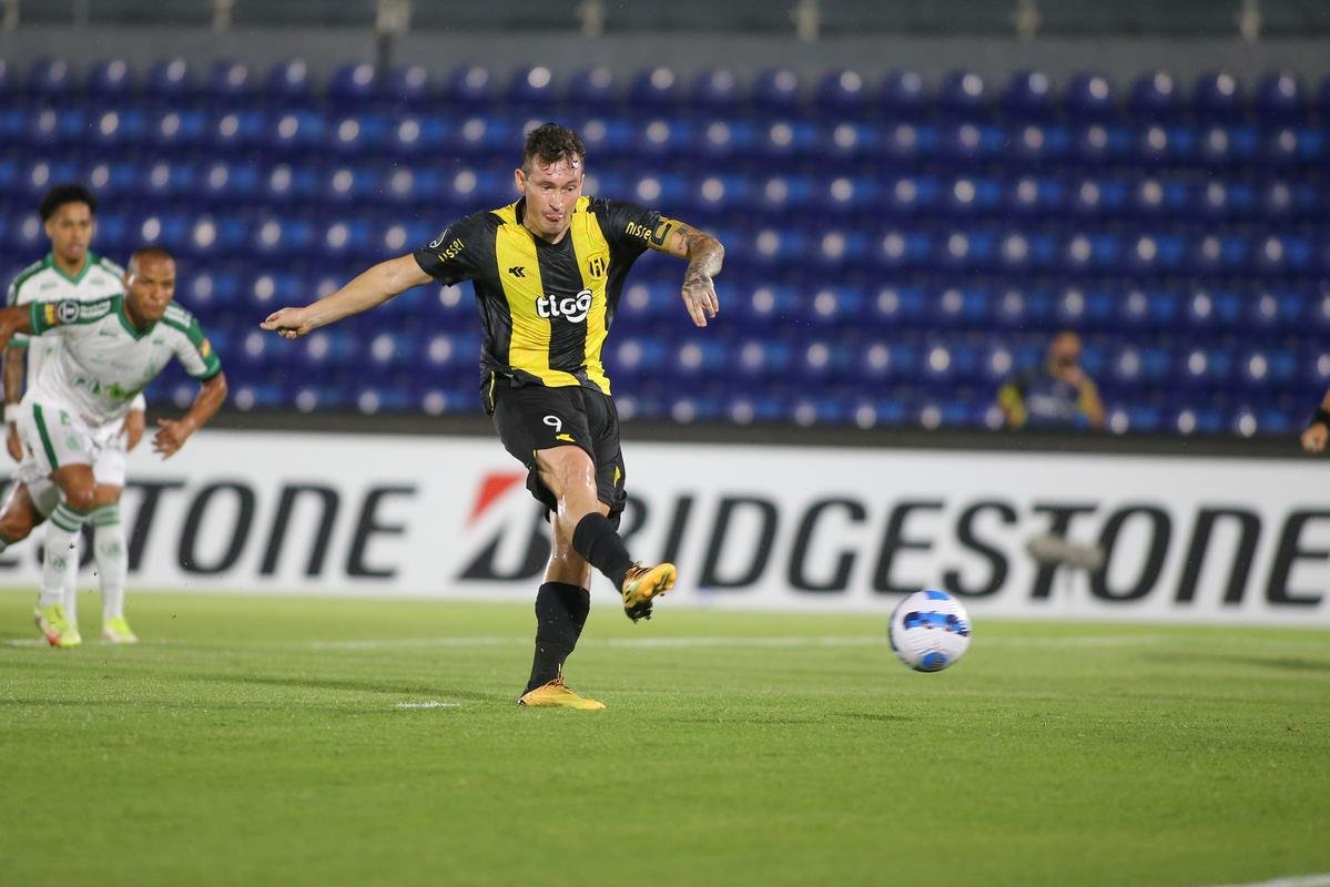 Fernando Fernndez abriu o placar para o Guaran sobre o Amrica no Defensores del Chaco. Em cobrana de pnalti, ele marcou 1 a 0