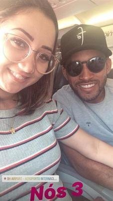 Atacante Edinho com a esposa deixando BH rumo ao primeiro destino nas férias
