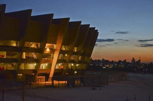 Fotos noturnas das obras do Mineir�o