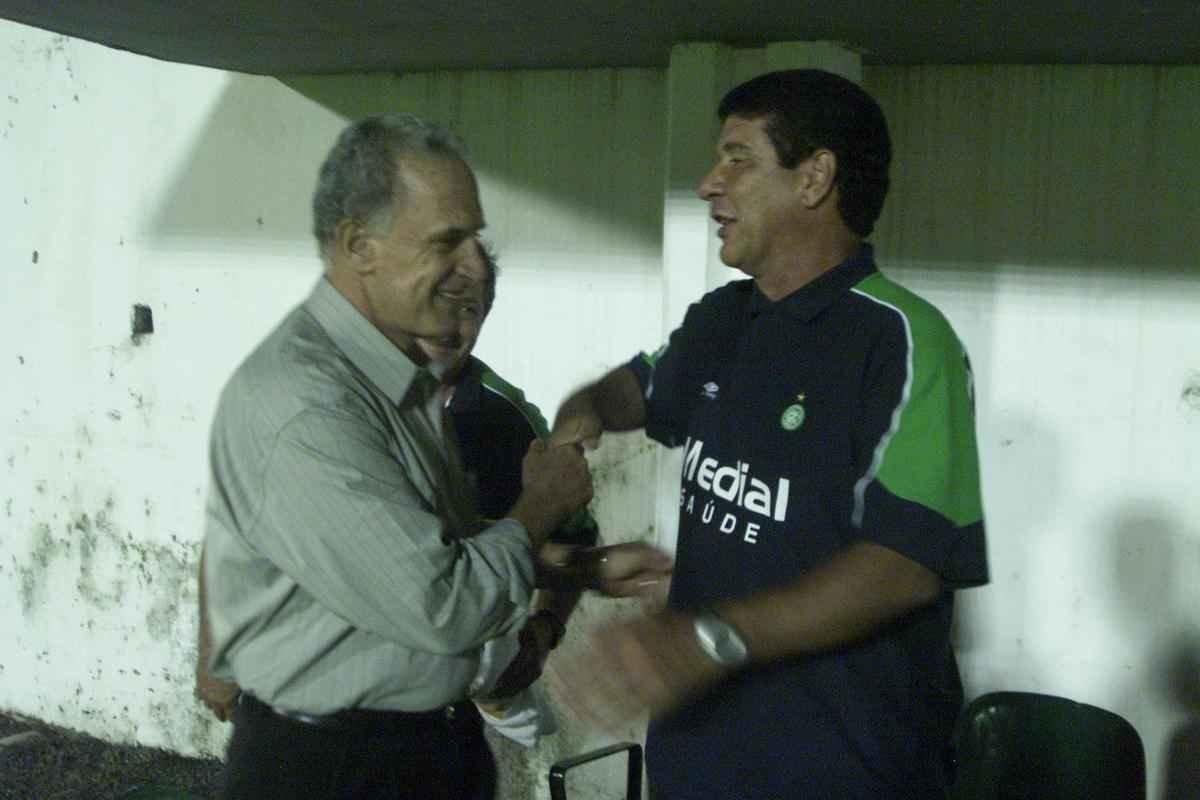 Carlos Alberto Silva cumprimenta Joel Santana, em jogo entre Amrica e Guarani, pela Copa do Brasil de 2004