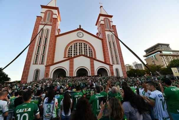 Comoo em Chapec pelo desastre areo com a delegao da Chapecoense na Colmbia