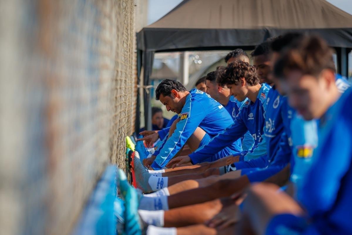 Cruzeiro treinou nesta tera-feira no CT do Grmio, em Porto Alegre, e concluiu a preparao para o duelo com o Internacional, no Beira-Rio, pela semifinal da Copa do Brasil. Time precisa de vitria por dois gols de diferena para ir  final. Se vencer por um gol de vantagem, a deciso ser nos pnaltis. Rogrio Ceni deve escalar o time com Fbio; Edilson, Ded (Fabrcio Bruno), Leo e Dod; Henrique e Robinho; Marquinhos Gabriel, Thiago Neves e David; Pedro Rocha.