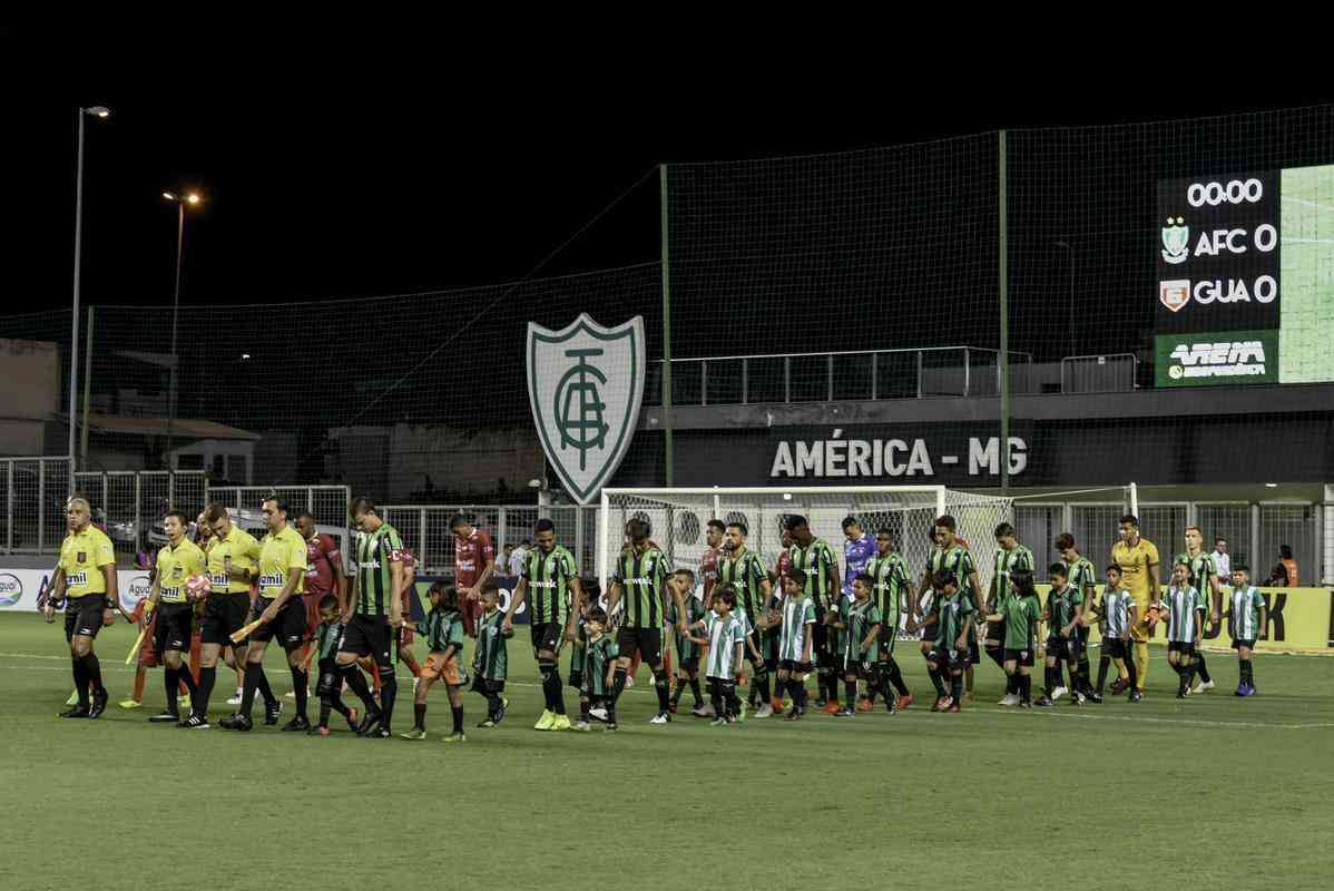Fotos do primeiro tempo do duelo entre Amrica e Guarani, no Independncia, pela 11 rodada do Mineiro