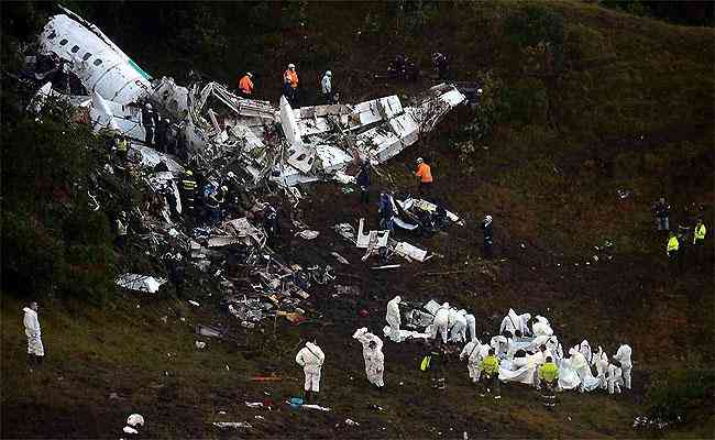 Destroos da aeronave da empresa LAMIA, que transportava delegao da Chapecoense 