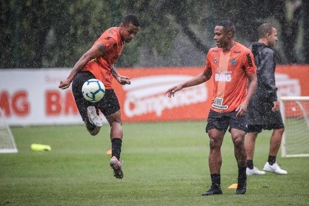 Atlético treina com Victor e Jair em campo; veja fotos