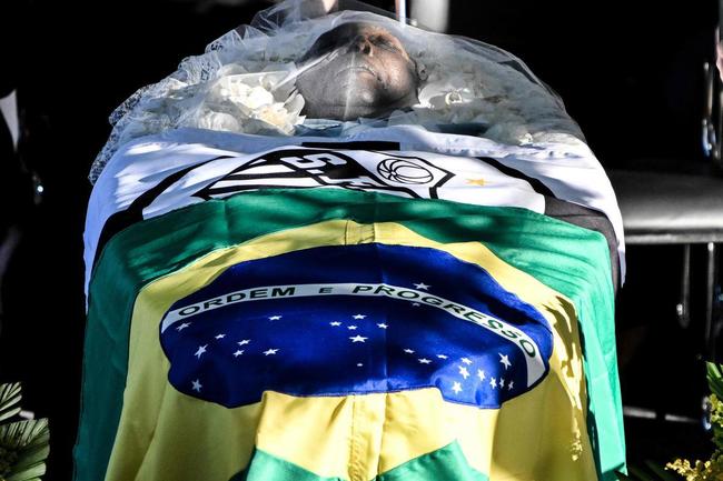 Os últimos momentos do velório de Pelé, na Vila Belmiro, estádio do Santos.