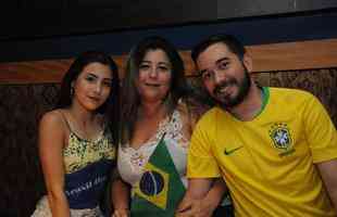 Clara Schulze, Gabi Dolin e Luis Hernandes assistiram ao jogo entre Brasil e Mxico em restaurante mexicano
