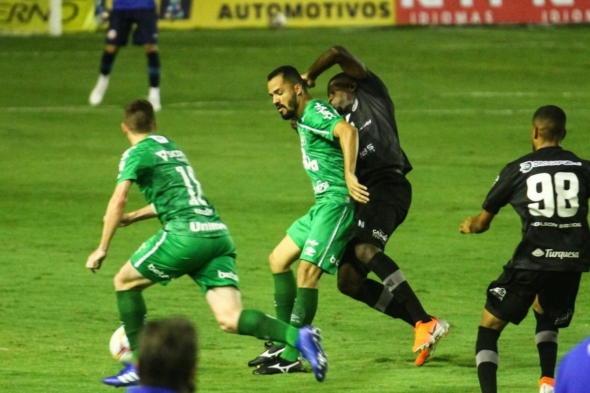Pela primeira vez, Nutico e Chapecoense se enfrentaram em um jogo oficial. Alm do adversrio, outro detalhe chamou a ateno: o Timbu usou de maneira indita um uniforme preto durante a primeira etapa da partida. 