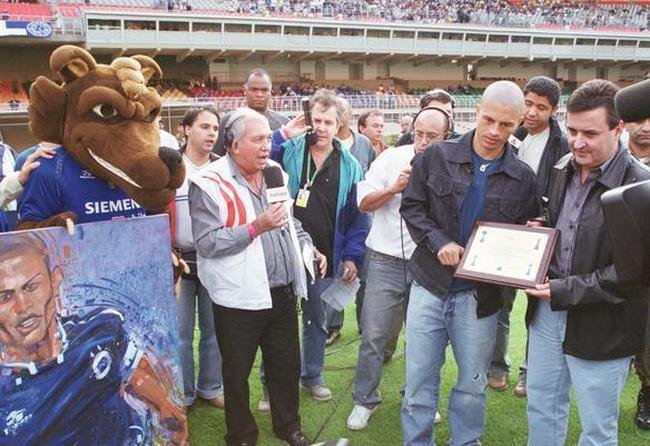 Alex deixou o clube celeste no primeiro semestre de 2004 e recebeu homenagem