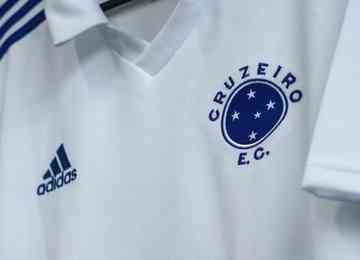 Enquanto não chega a nova camisa reserva, o clube celeste usa o uniforme branco de 2022 quando necessário - foi o caso de quatro partidas nesta temporada
