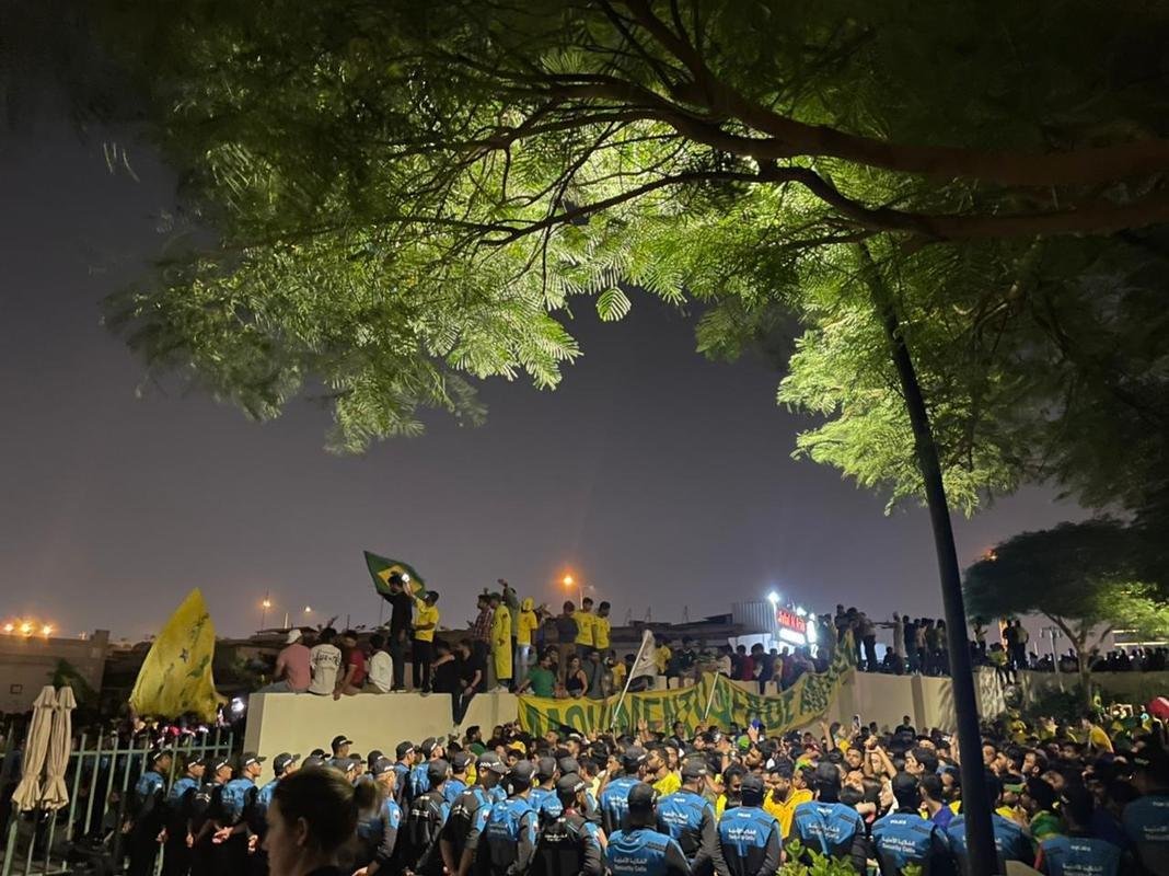 Seleo Brasileira chegou ao hotel The Westin Doha Hotel & Spa, no Centro de Doha, capital do Catar, e teve recepo calorosa de torcedores do Brasil e de outros pases. Muitos curiosos apareceram para tentar ver os craques que vo buscar o hexa na Copa do Mundo