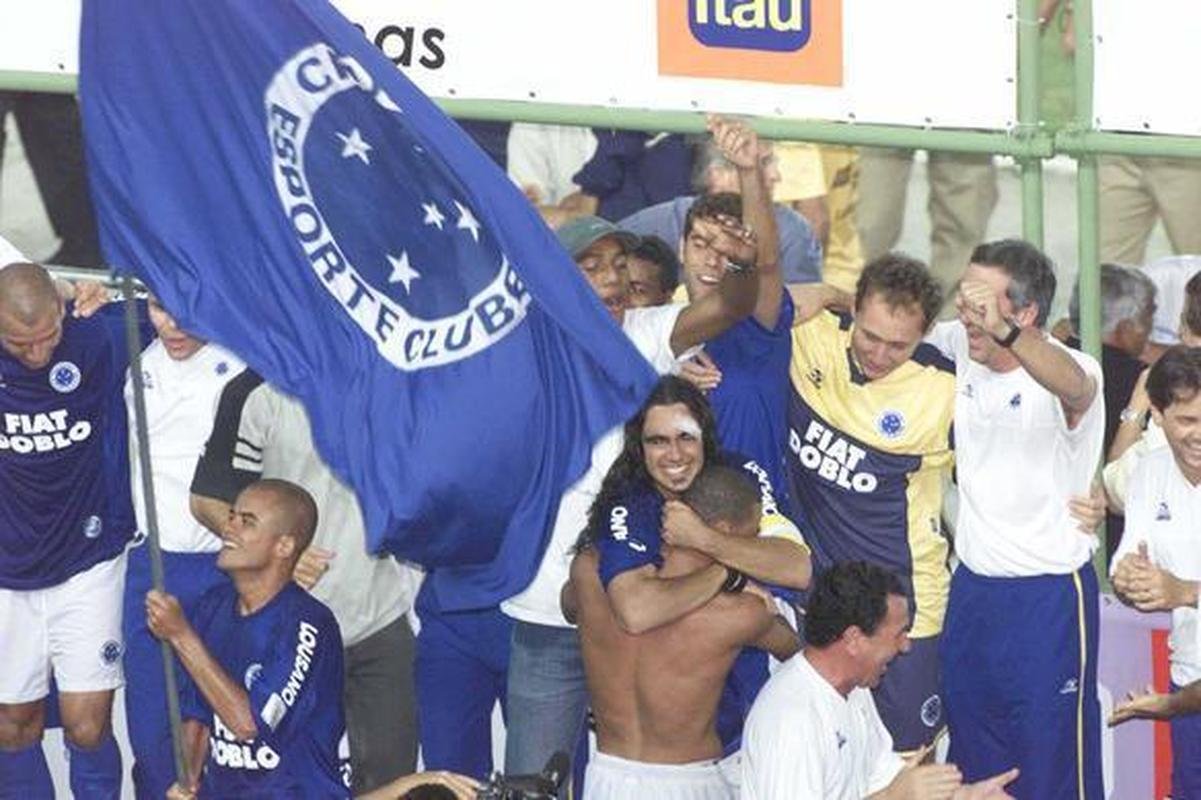 Com lgrimas de despedida, Sorn abraa seus companheiros