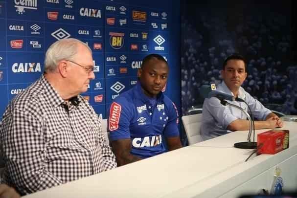 SASS - Sass foi anunciado pelo Cruzeiro em 6 de junho. Destaque no Botafogo, ele sofreu com problemas disciplinares no Rio de Janeiro e foi colocado numa espcie de leilo pelo clube alvinegro. Depois de oferecer Elber numa troca e ver o negcio falhar, a Raposa mandou o meia-atacante Marcos Vincius para o time da estrela solitria. Os clubes seguiram, cada um, com 50% dos direitos econmicos dos jogadores. Hoje lesionado, Sass disputou 17 jogos e marcou sete gols pelo Cruzeiro.