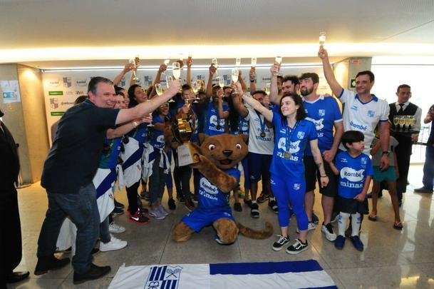 Chegada das campeãs da Superliga Feminina à sede do Minas, em Belo Horizonte. Em seguida, eles foram recepcionadas pelo presidente, por diretores e patrocinadores. Houve até brinde com champanhe
