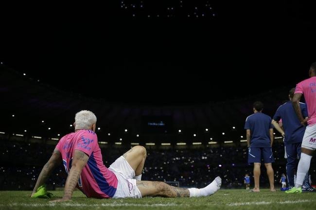 Em baile no c�u, drones levaram torcedores do Cruzeiro ao del�rio no Mineir�o depois do jogo com o Ituano. Em sobrevoo, foram formadas frases e palavras felicitando o clube pelo t�tulo e pela volta � S�rie A