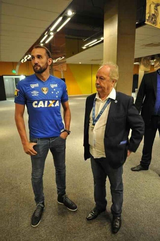 Atacante Barcos, novo reforo do Cruzeiro, foi ao Mineiro, assistiu  partida contra o Atltico-PR pela Copa do Brasil e foi apresentado  torcida pelo presidente Wagner Pires de S