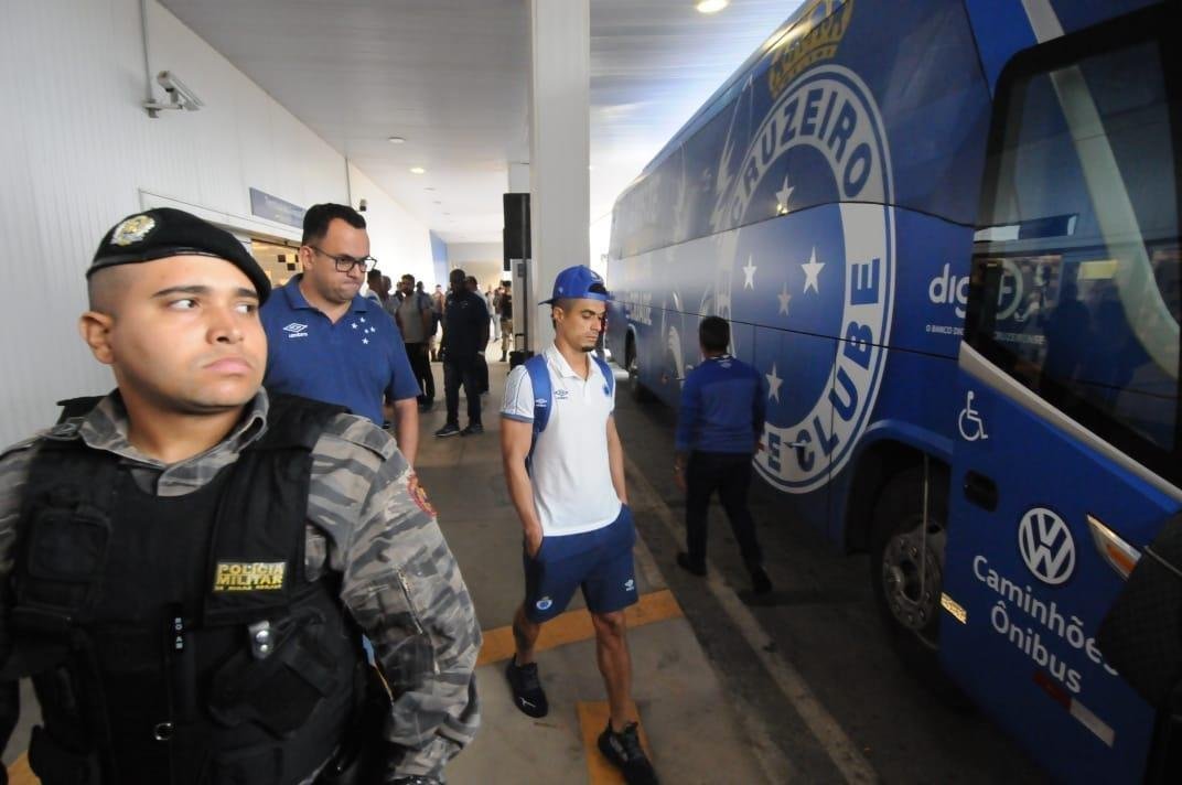 No desembarque do Cruzeiro em Confins, aps o jogo contra o Cear, tcnico Rogrio Ceni foi ovacionado por torcedores presentes no aeroporto. J o meia Thiago Neves, apontado como piv do atrito com o tcnico, foi criticado. Assim como treinador, goleiro Fbio foi ovacionado pelos cruzeirenses na chegada.