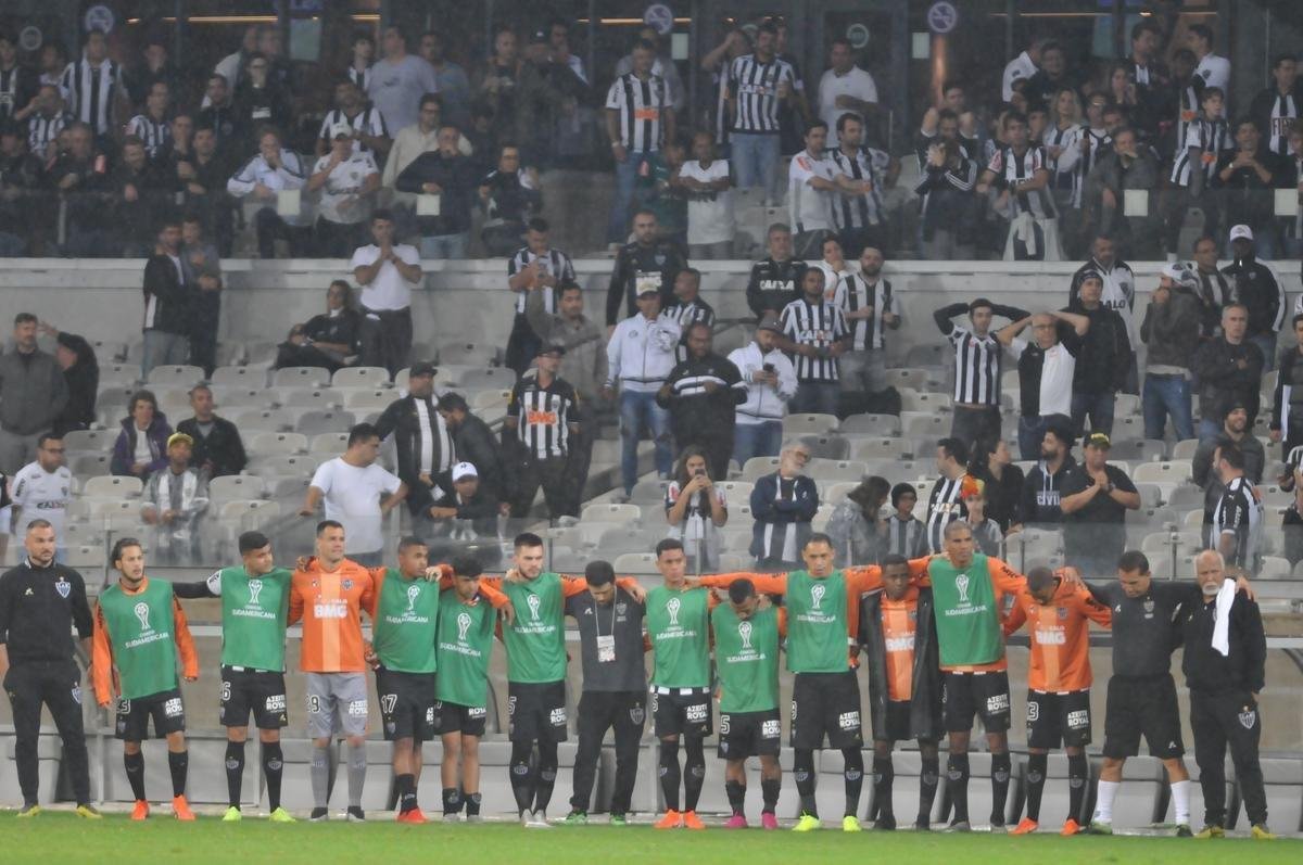 Atltico perdeu por 4 a 3 para o Coln nos pnaltis e foi eliminado da Copa Sul-Americana. Goleiro argentino Burin defendeu penalidades de Rver e Cazares