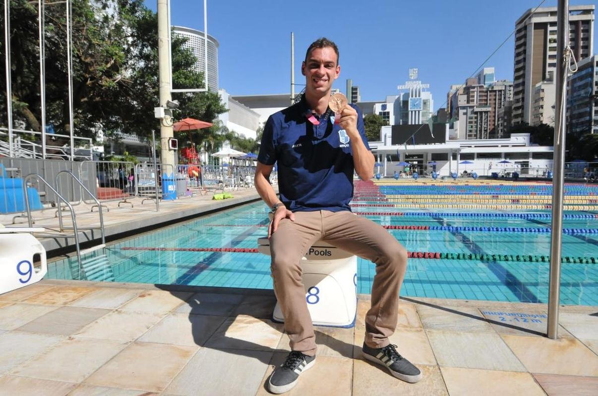Medalha de bronze nos 200m livre, em Tquio, nadador Fernando Scheffer se reapresenta ao Minas Tnis Clube, em BH, e  festejado por funcionrios, diretoria e fs