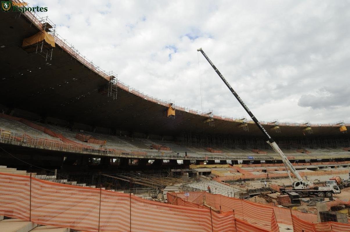 04/06/2012 - Tubos que sustentaro a nova cobertura, em formato de membrana, chegam ao estdio e comeam a ser instalados. 
