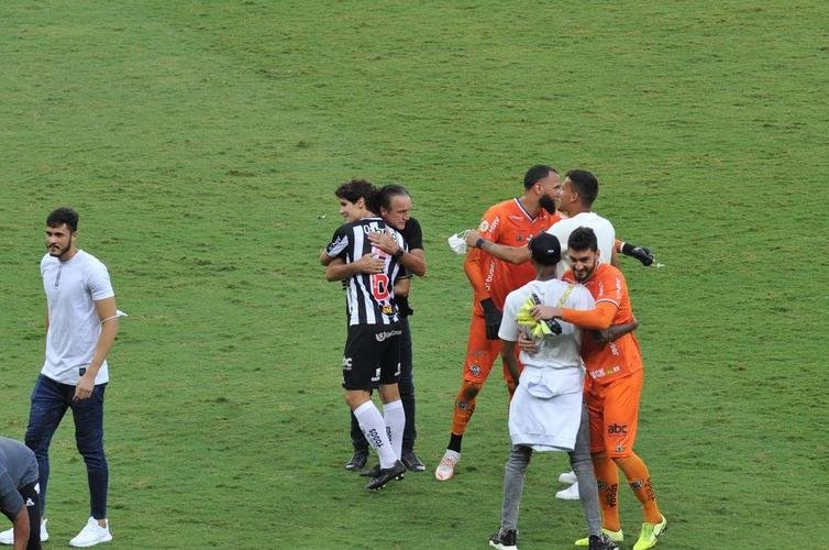 Aps a vitria do Atltico sobre o Fluminense, por 2 a 1, no Mineiro, os jogadores, o tcnico Cuca, a comisso tcnica, o gerente e ex-goleiro Victor e torcedores fizeram muita festa com a proximidade do ttulo brasileiro