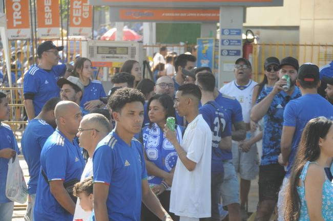 Chegada da torcida do Cruzeiro ao Mineiro para o jogo contra a Ponte Preta pela 13 rodada da Srie B do Campeonato Brasileiro. Estdio voltou a receber grande pblico