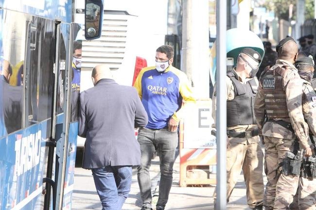 A delegao do Boca Juniors foi liberada da Central de Flagrantes 4  (CEFLAN 4) da Polcia Civil, no bairro Alpio de Melo, regio Noroeste de Belo Horizonte, por volta das 12h desta quarta-feira. Jogadores e membros da comisso tcnica da equipe argentina ficaram na delegacia por cerca de 12 horas para esclarecimentos sobre a confuso no Mineiro aps a eliminao diante do Atltico, nos pnaltis, pelas oitavas de final da Copa Libertadores da Amrica.