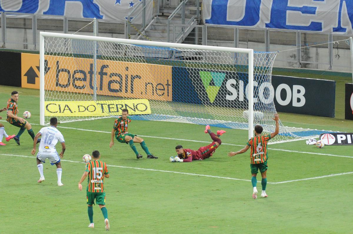 Jogadores do Cruzeiro deixam campo cabisbaixos aps derrota para o Sampaio Corra por 2 a 1