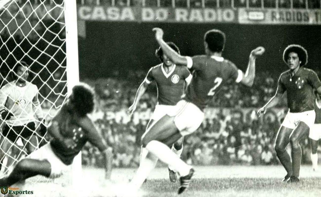 Roberto Batata ( direita) jogou seis partidas pelo Cruzeiro na campanha da Libertadores de 1976